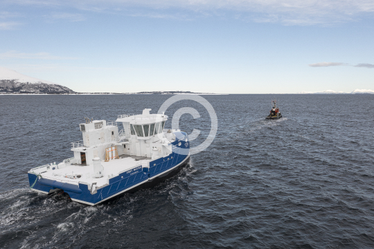 Frøy Master towed by Gitte Vig 273
