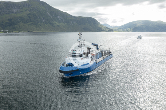 Frøy Merlin towing Procean 328