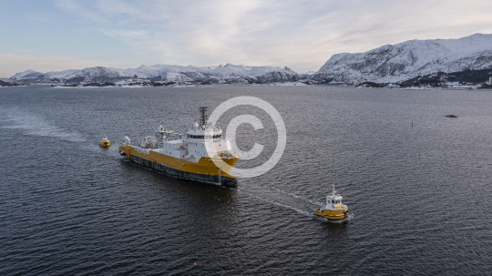 Liam towing Patriot, Daafjord following 57